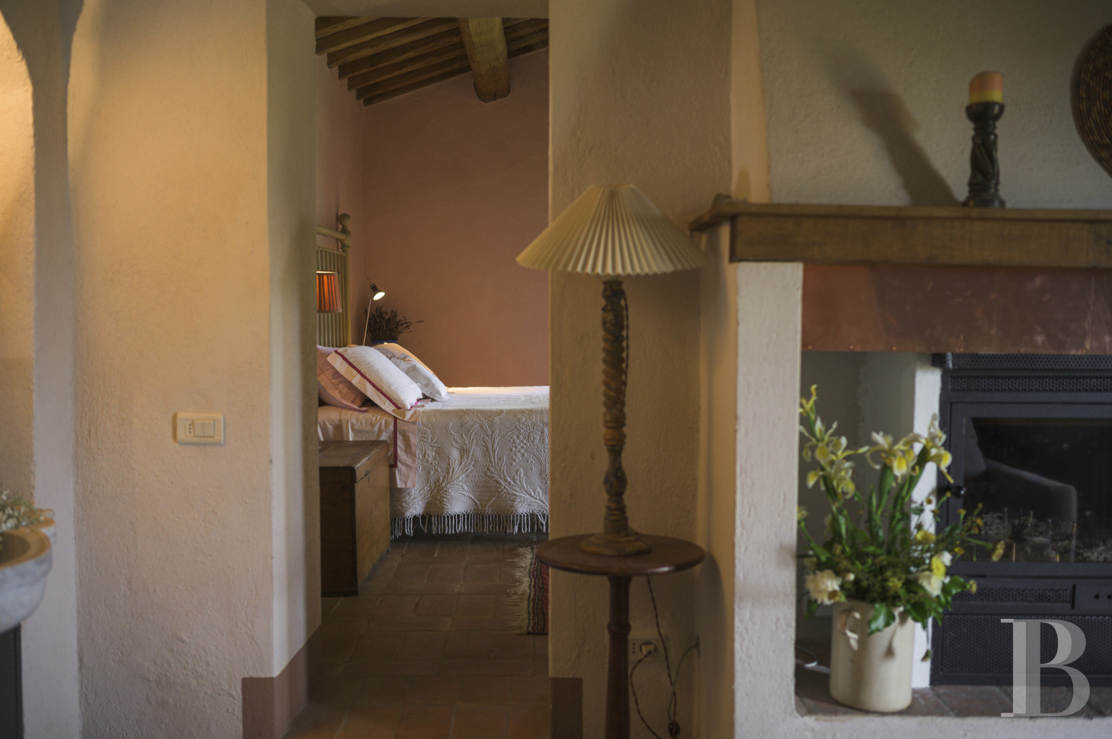 An old olive grove farmhouse restored to its former glory, overlooking the countryside in the Val d'Orcia in Tuscany - photo  n°23